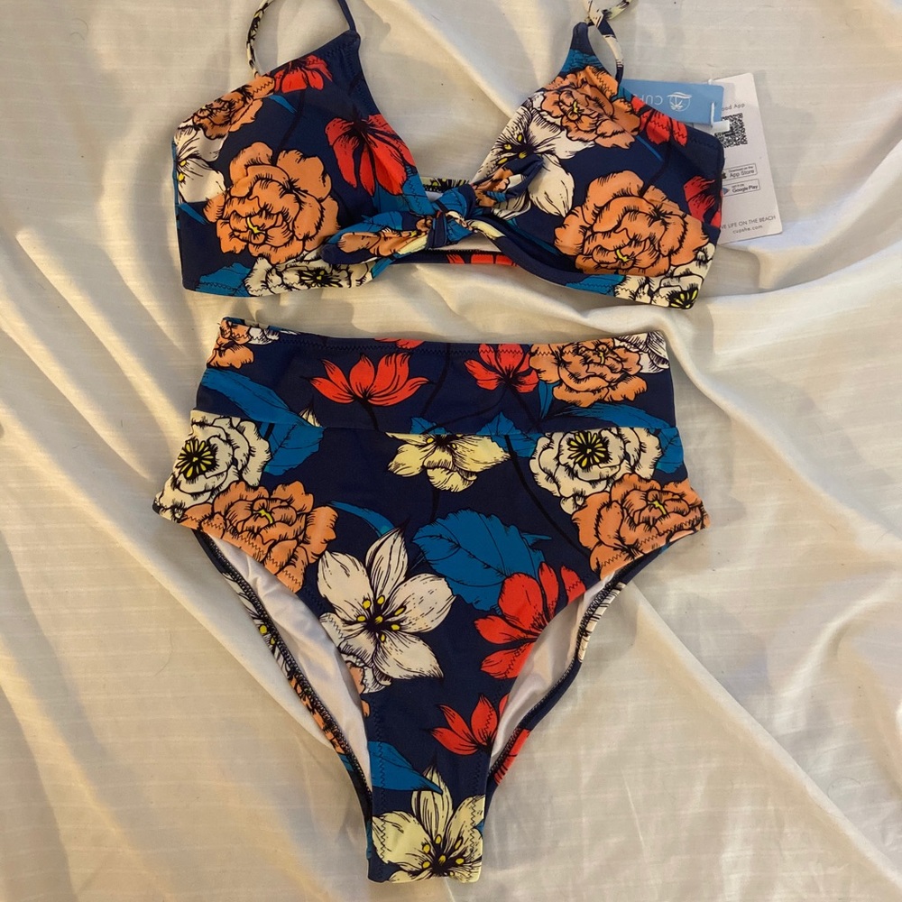 NWT Floral tie-front Bikini TOP